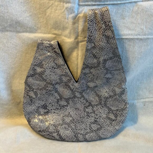 Designer Argentina based Crosshandle Faux Snake Skin Bag made by Nik Nok. - Picture 3 of 3